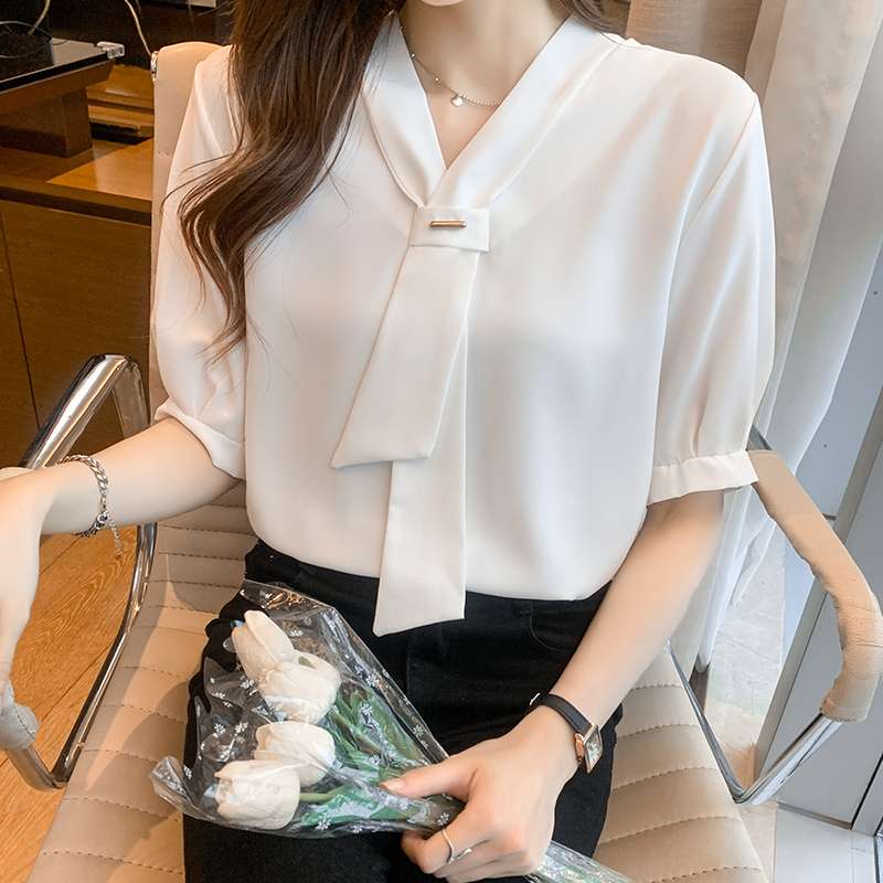 キレイめファッション  リボン付きVネックブラウス