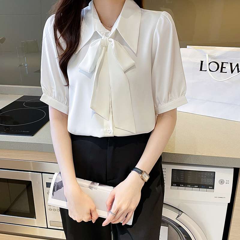 キレイめファッション  リボンタイ付きパフスリーブブラウス