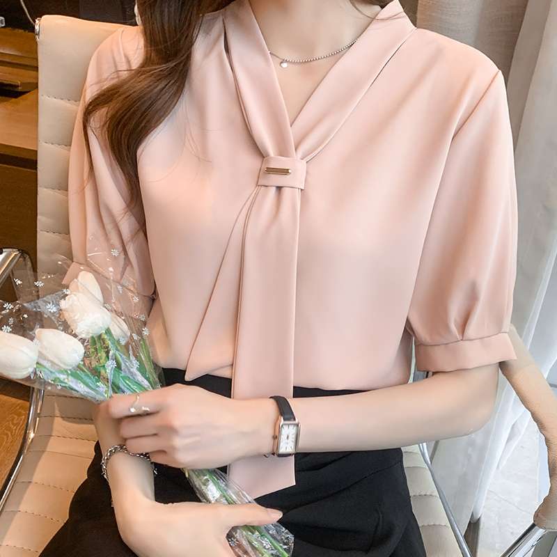 キレイめファッション  リボン付きVネックブラウス