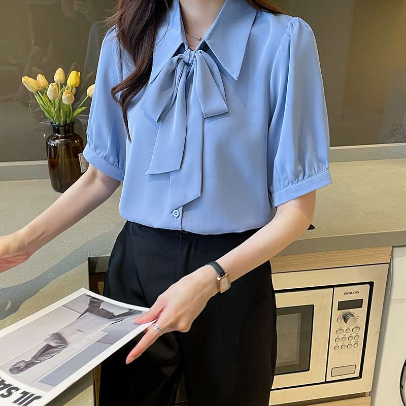 キレイめファッション  リボンタイ付きパフスリーブブラウス