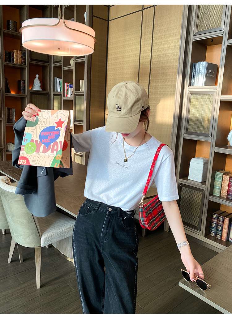 キレイめファッション  シンプル刺繍ロゴTシャツ