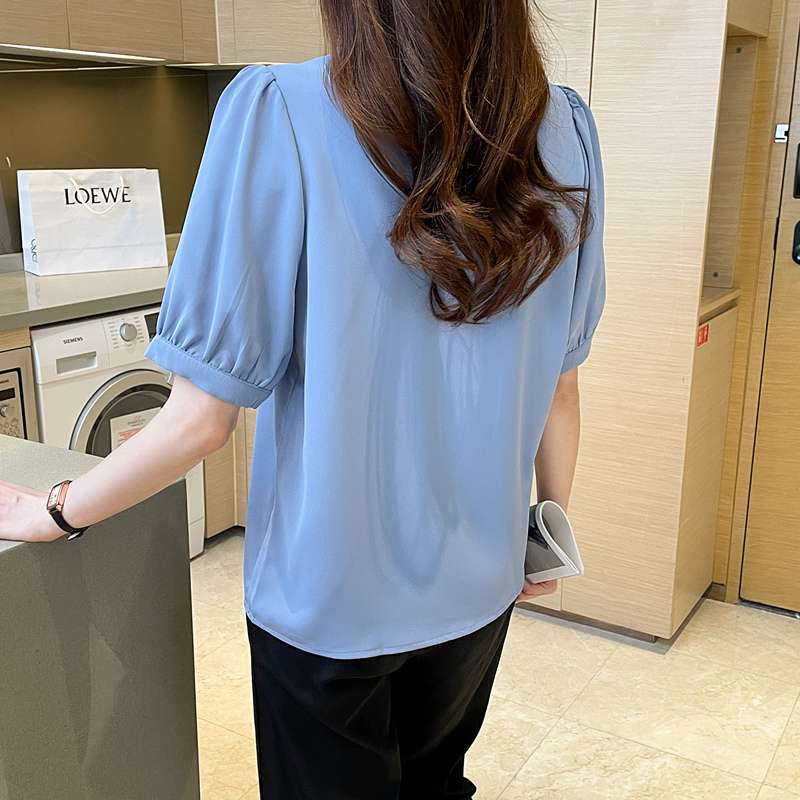 キレイめファッション  リボンタイ付きパフスリーブブラウス