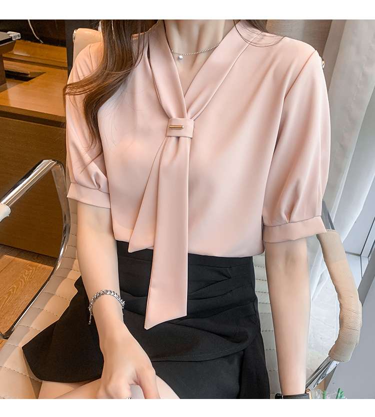 キレイめファッション  リボン付きVネックブラウス