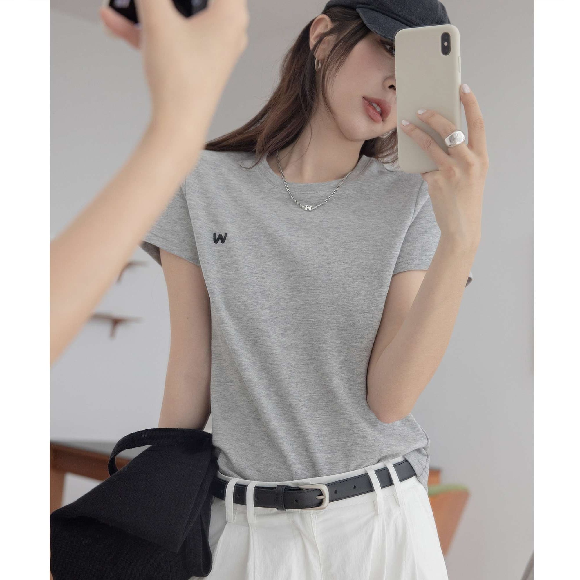 キレイめファッション  シンプルワンポイントTシャツ