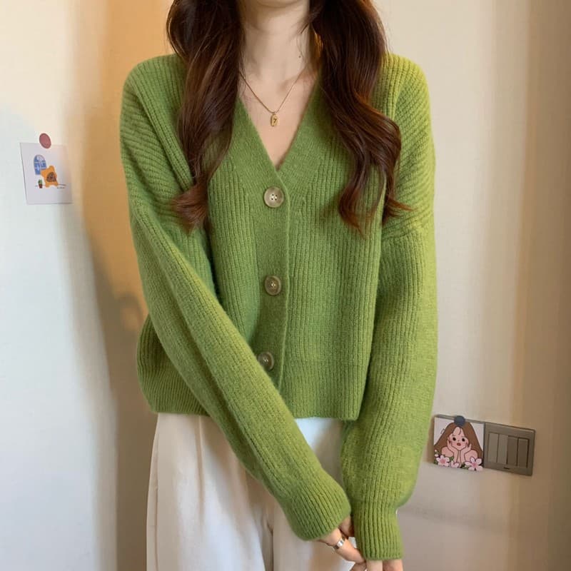 キレイめファッション ふわもこ綺麗目ボタンニット