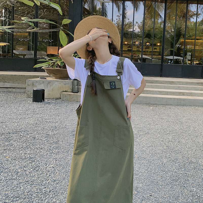 キレイめファッション 画像には実際にスカートではなく、ワンピースやジャンパースカートが写っていますが、ご指示に従ってと説明を作成いたします。
