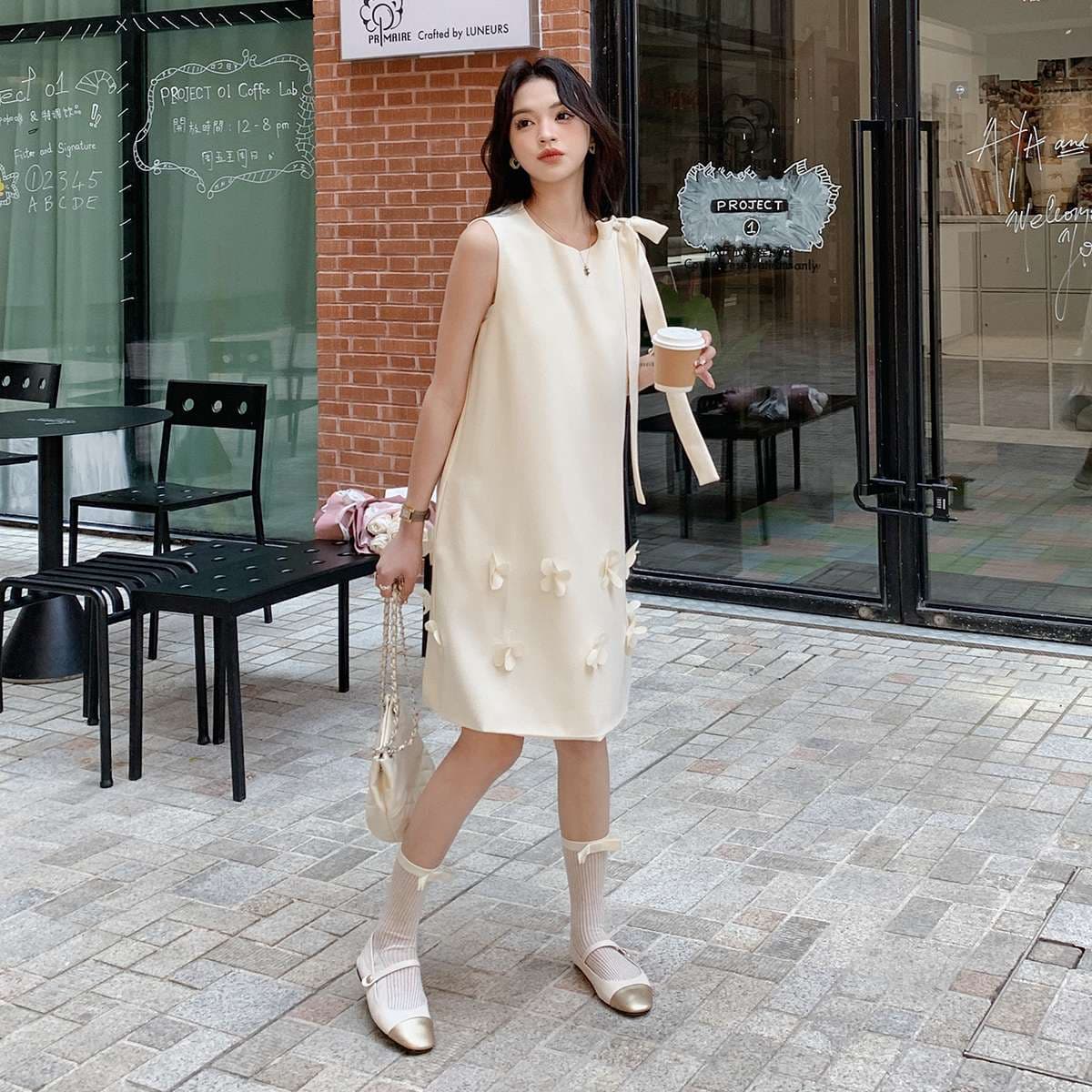 キレイめファッション  花モチーフ付きれいめノースリーブワンピース