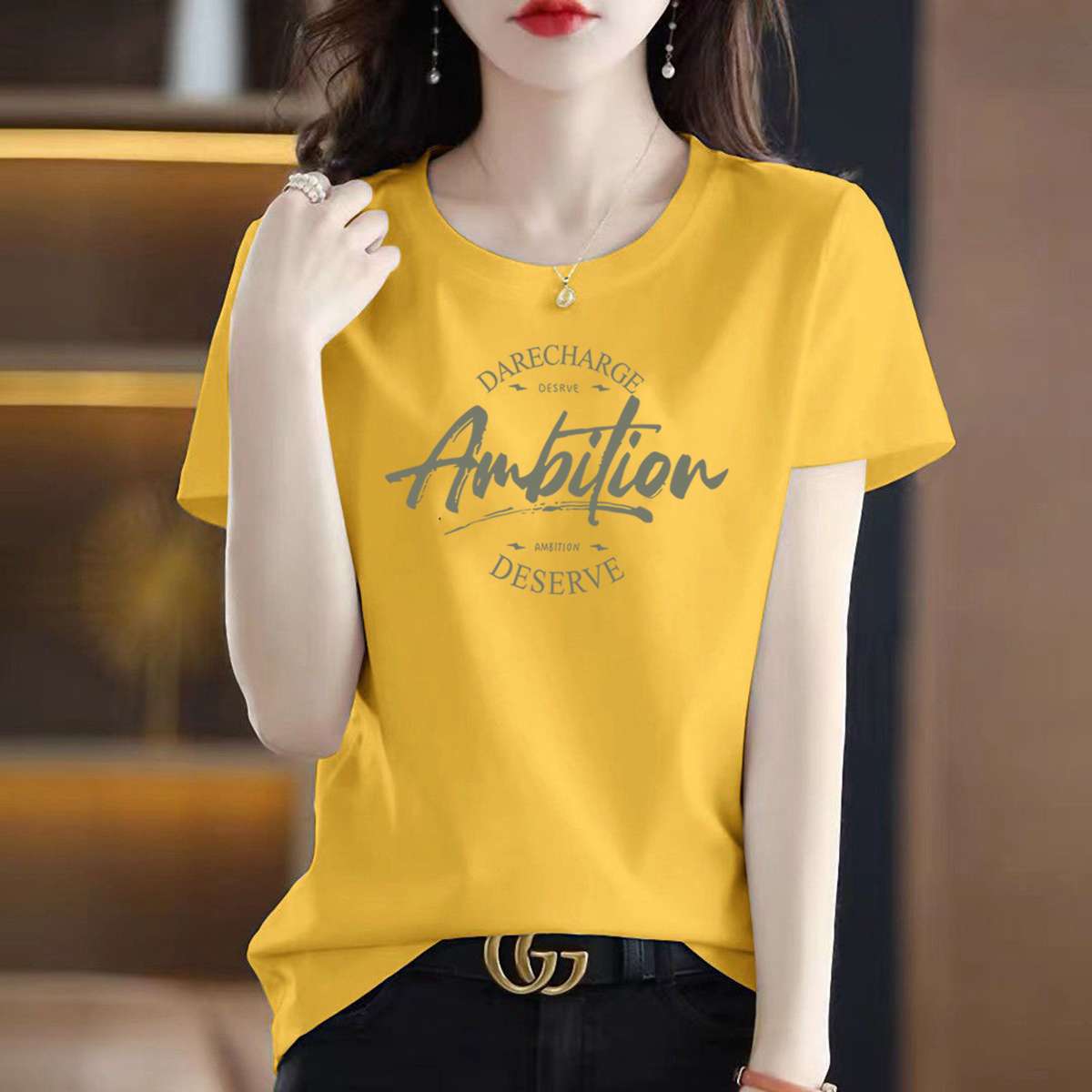 キレイめファッション  プリント入りカジュアルTシャツ