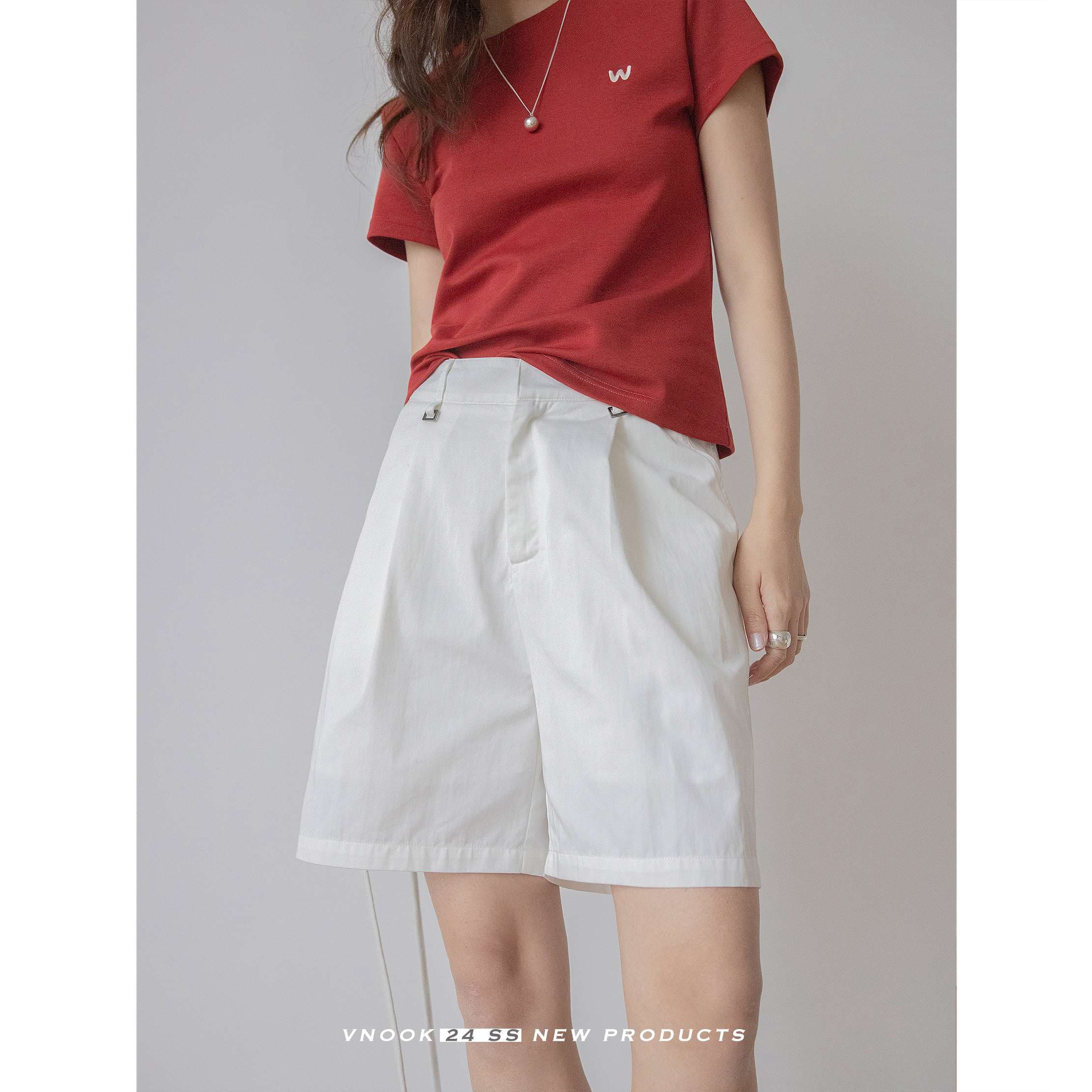 キレイめファッション シンプルワンポイントTシャツ