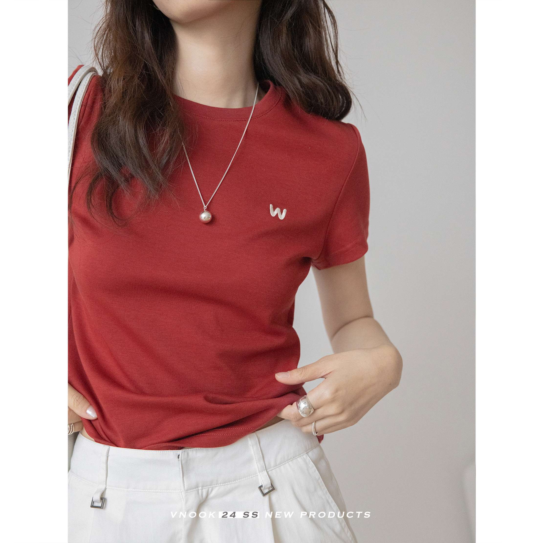 キレイめファッション シンプルワンポイントTシャツ