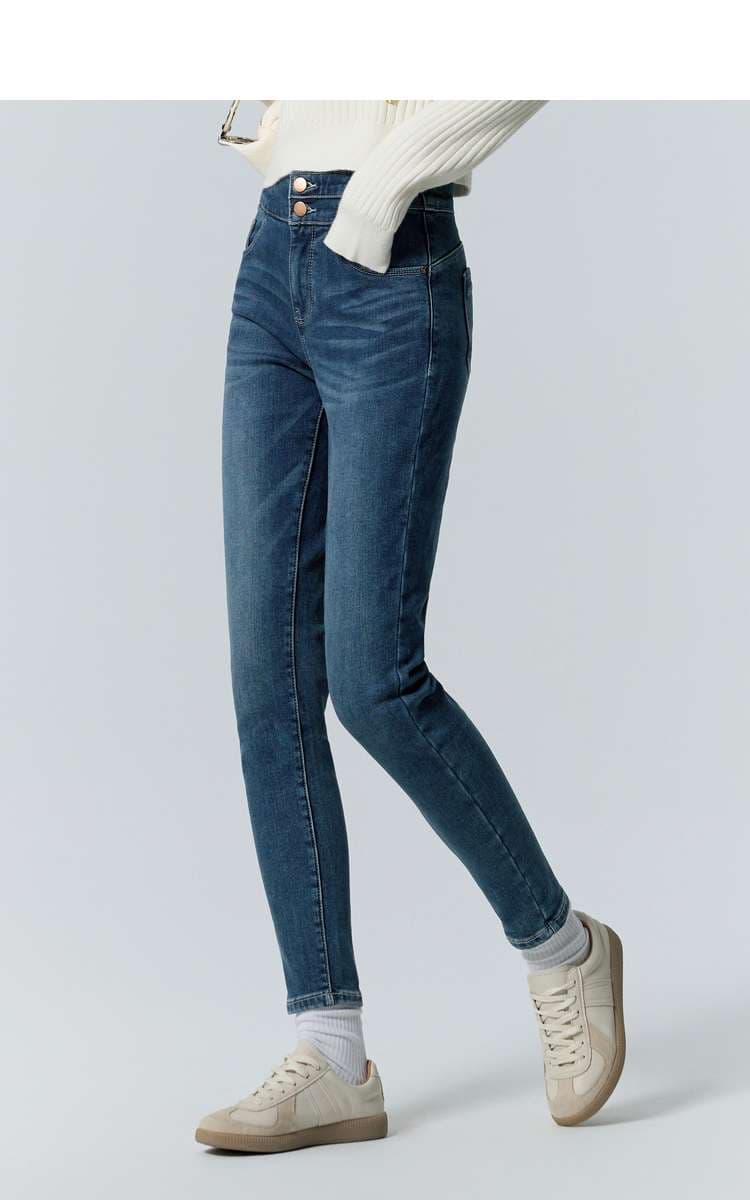 キレイめファッション すっきりシルエットのストレートデニム