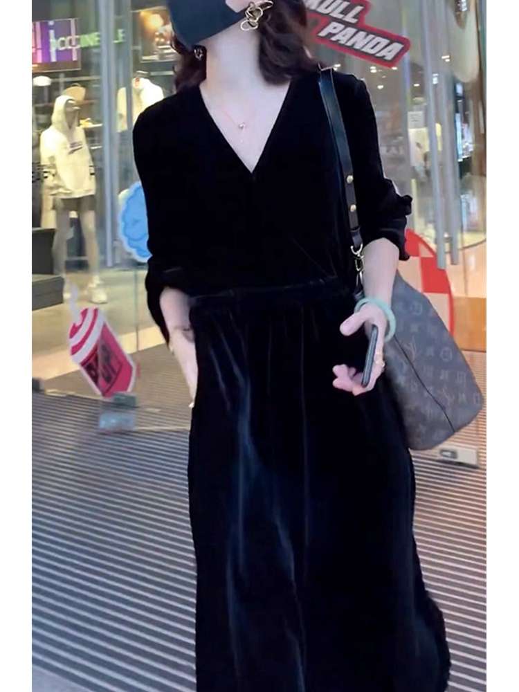 キレイめファッション ベロア素材のVネックロングワンピース