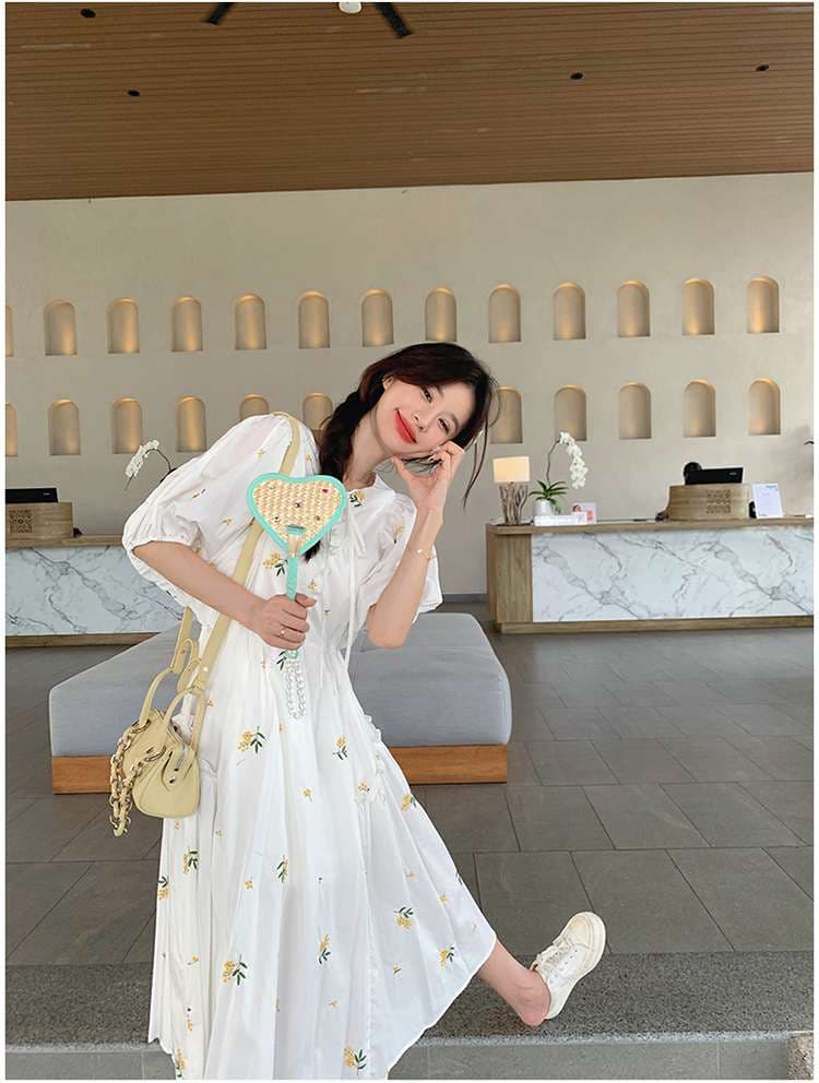 キレイめファッション
花柄刺繍ふんわりスリーブワンピース