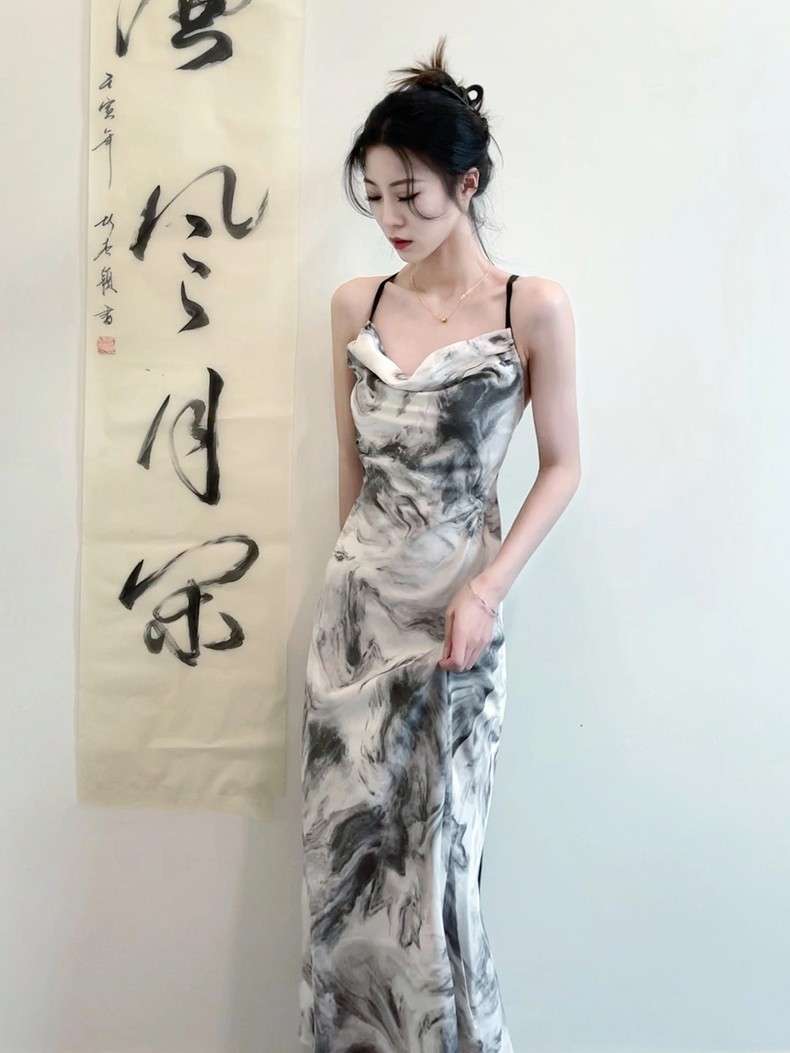 キレイめファッション 墨絵風マーブル柄スリップドレス